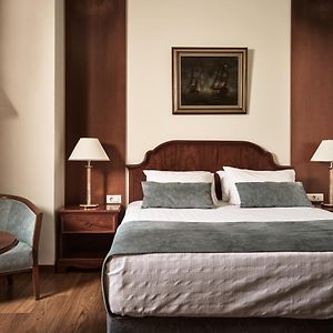 Honeymoon Suite